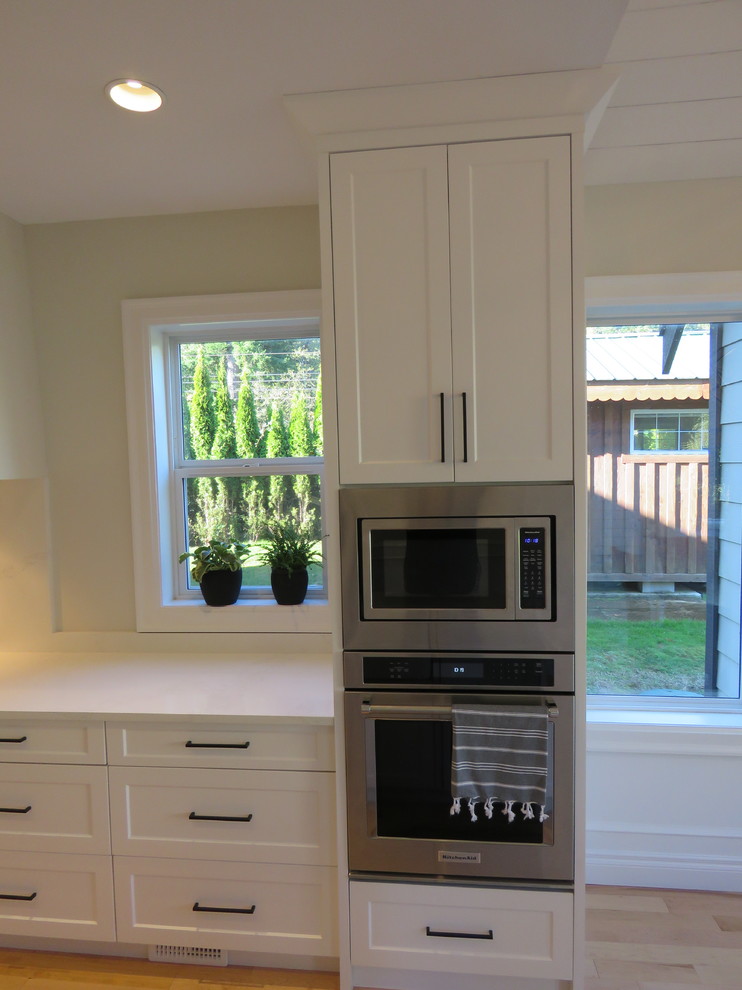 Inspiration for a transitional kitchen remodel in Vancouver