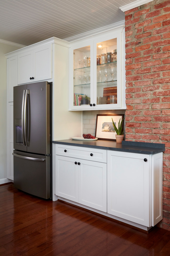 Kitchen - farmhouse kitchen idea in Baltimore