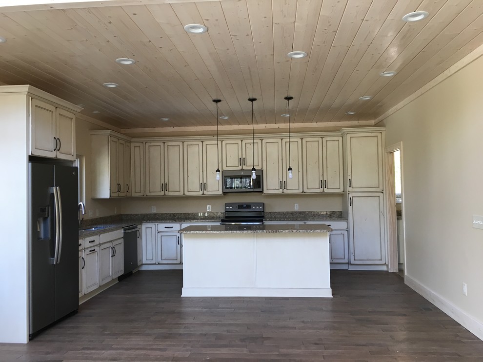 Kitchen - craftsman l-shaped kitchen idea with an island