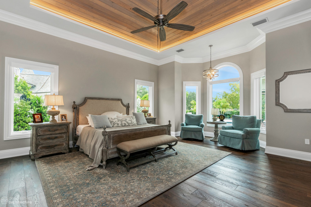 Großes Hauptschlafzimmer mit grauer Wandfarbe, Marmorboden, beigem Boden und Holzdecke in Tampa