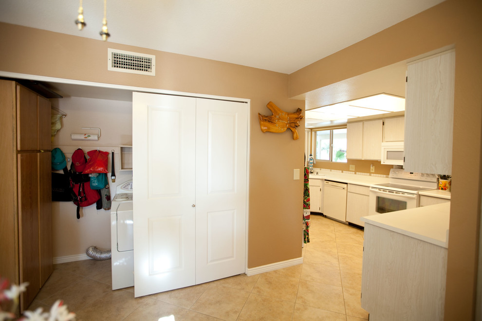 Example of a transitional kitchen design in Phoenix