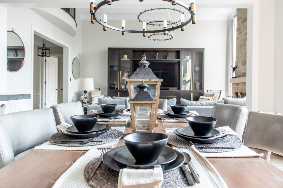 Example of a transitional home design design in Toronto