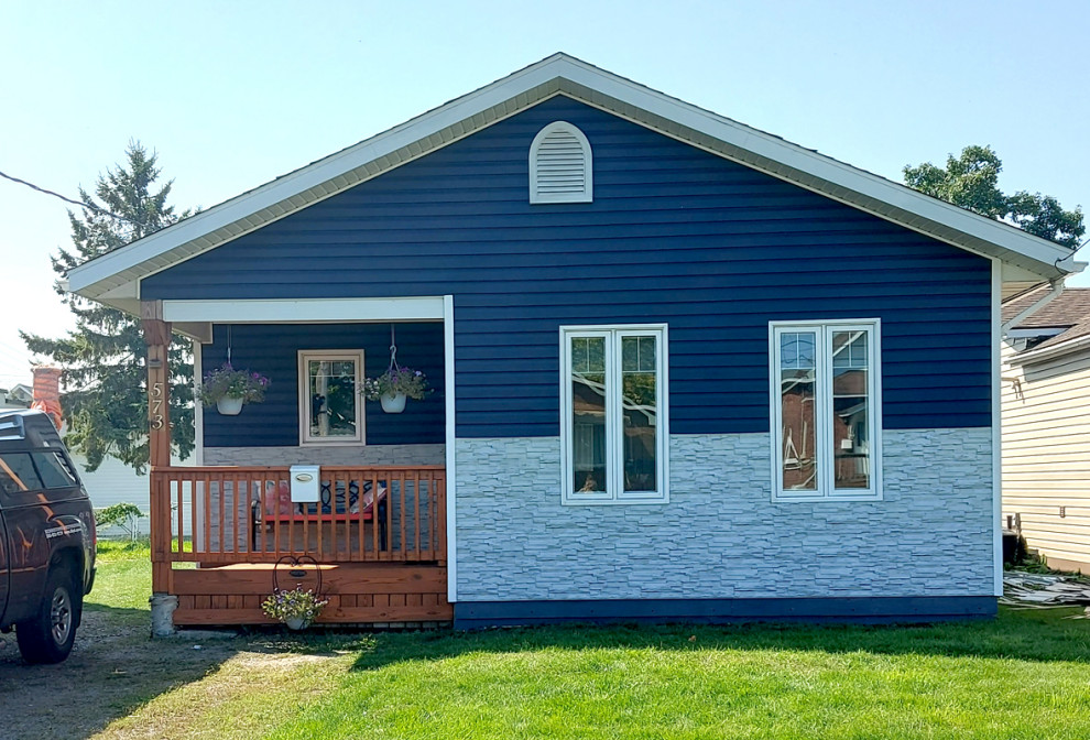Example of a mid-sized transitional home design design