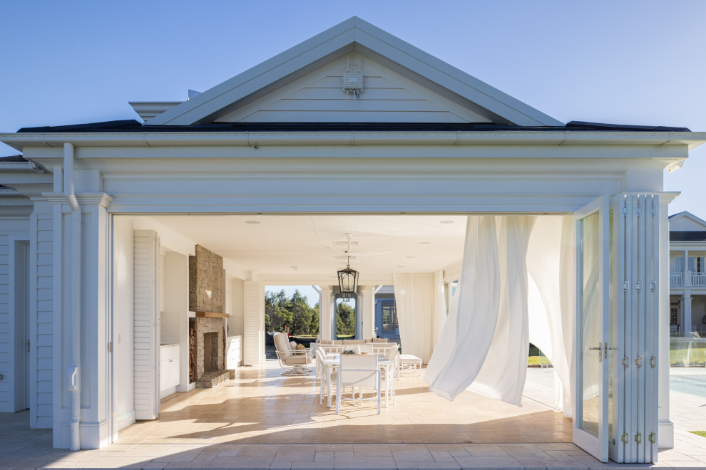 Geräumiges, Zweistöckiges Klassisches Einfamilienhaus mit Faserzement-Fassade, weißer Fassadenfarbe, Satteldach, Ziegeldach und schwarzem Dach in Brisbane
