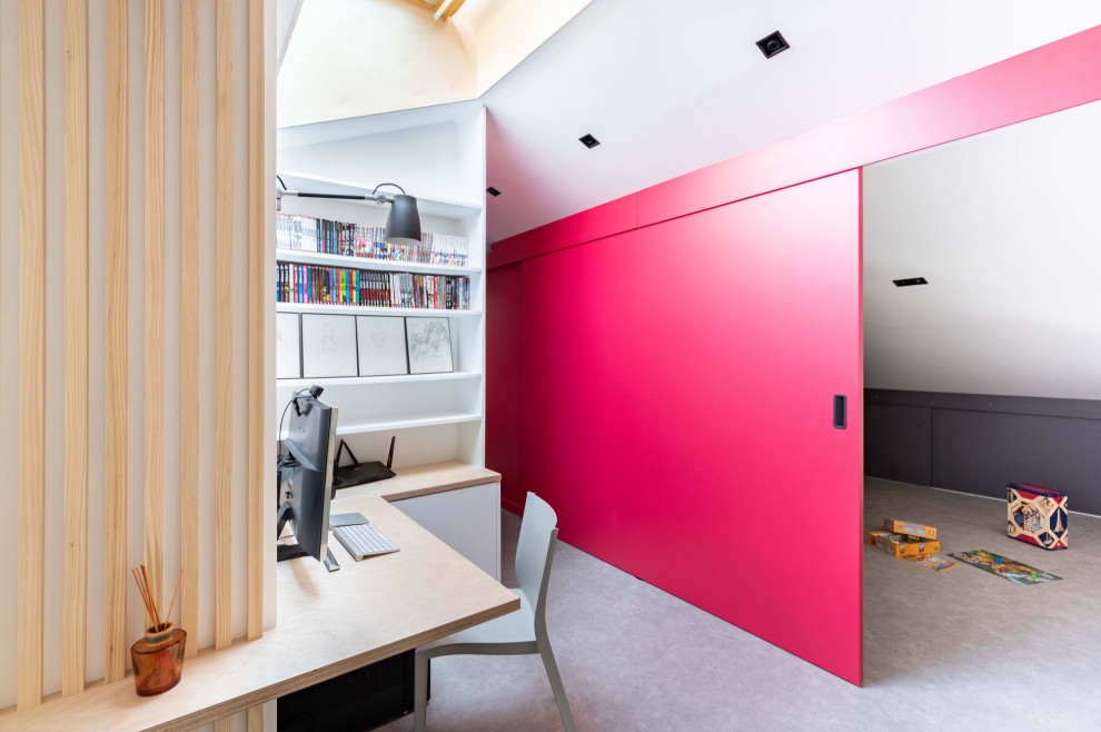 Kleines Industrial Arbeitszimmer mit Arbeitsplatz, weißer Wandfarbe, Linoleum, Einbau-Schreibtisch und grauem Boden in Paris