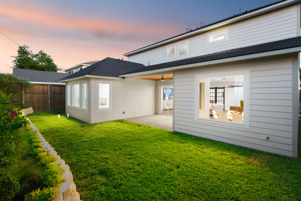 Home design - transitional home design idea in Dallas