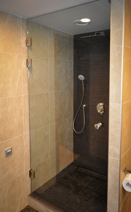 Стильный дизайн: главная ванная комната среднего размера в современном стиле с бежевыми фасадами, душем в нише, инсталляцией, белой плиткой, керамической плиткой, бежевыми стенами и полом из мозаичной плитки - последний тренд
