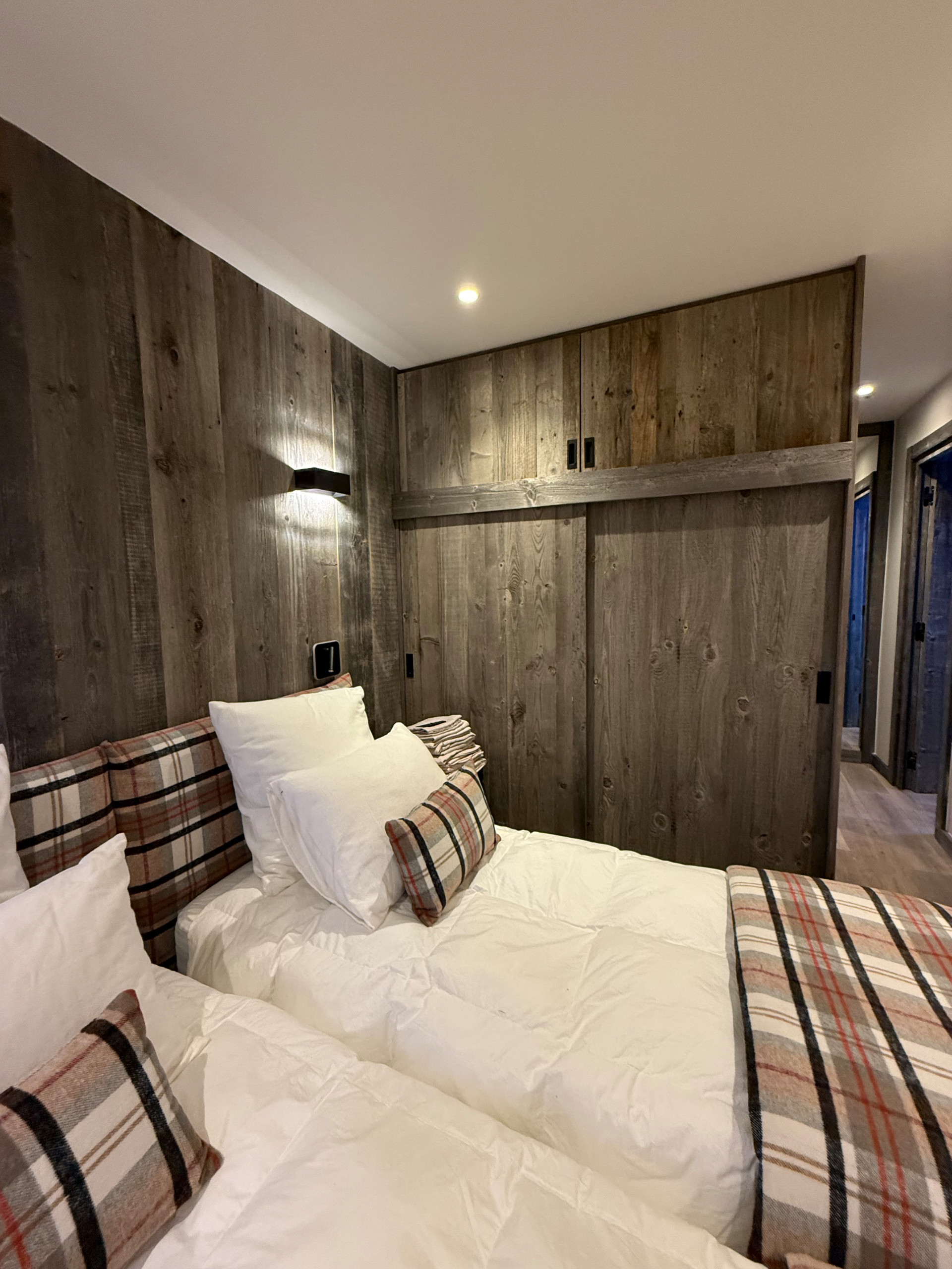 AGENCEMENT DRESSING EN VIEUX BOIS GRIS