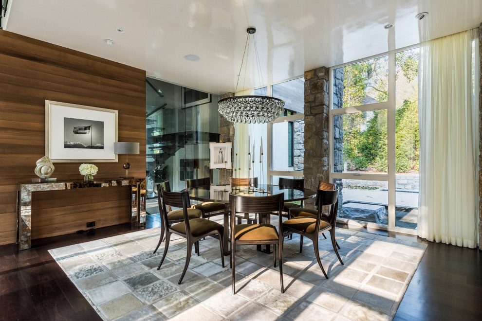 Immagine di una grande sala da pranzo aperta verso il soggiorno moderna con pareti bianche, parquet scuro e pavimento marrone