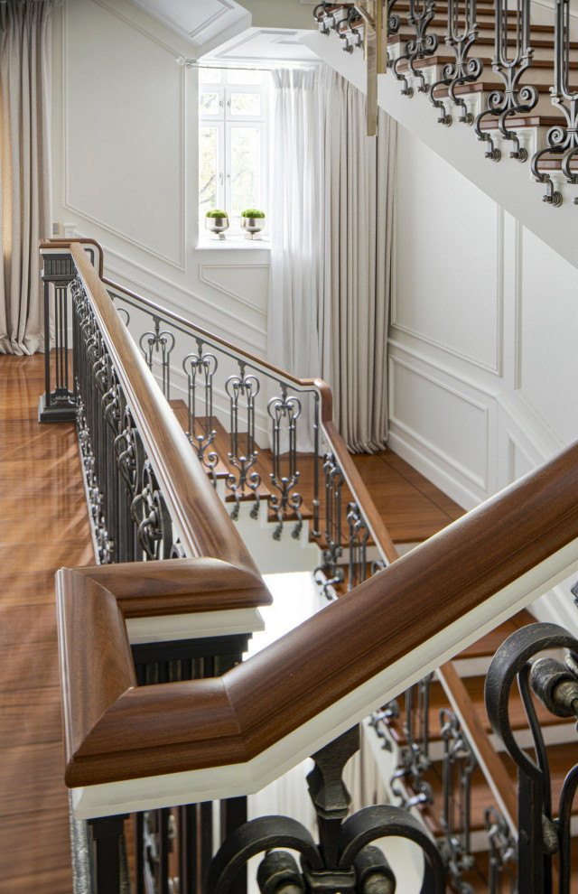 Лесничное ограждение в большом доме