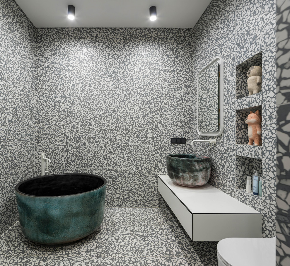 Moderne Gästetoilette mit weißer Wandfarbe und grauem Boden in Sonstige