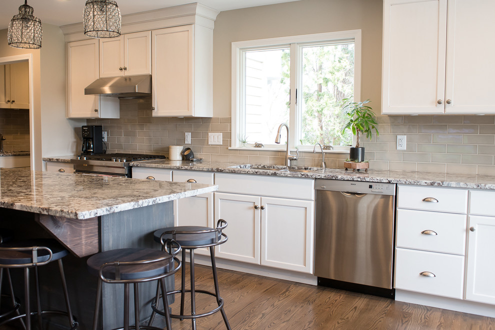 Kitchen - transitional kitchen idea in Chicago