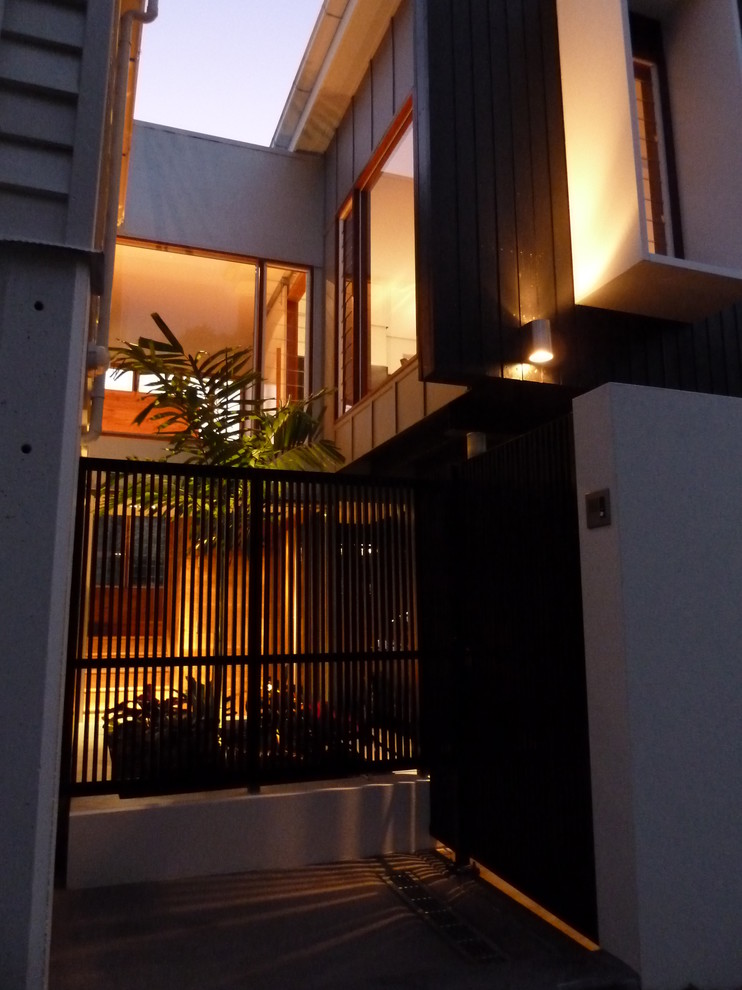 This is an example of a mid-sized contemporary exterior in Brisbane with a flat roof.