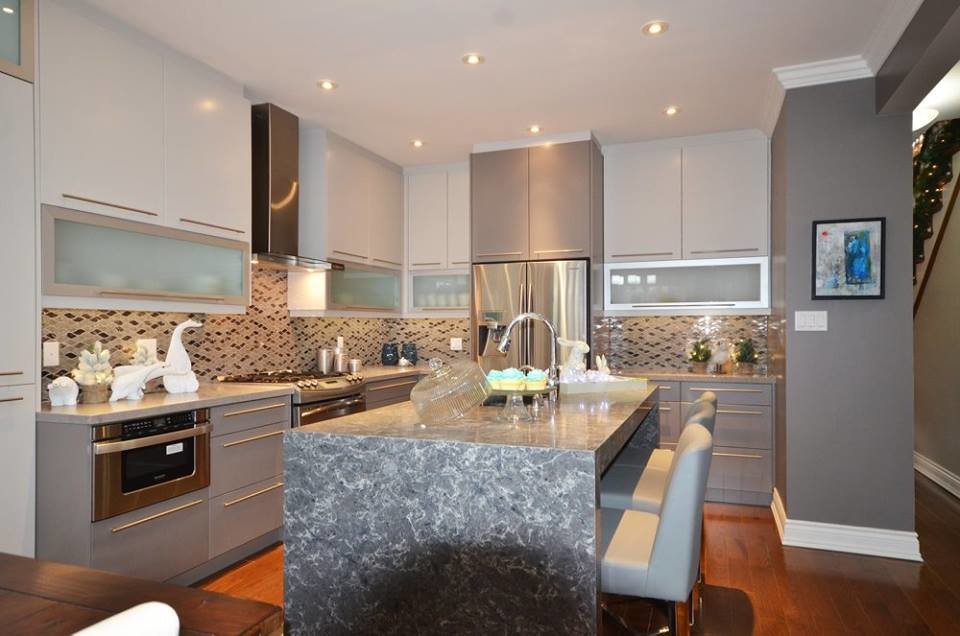 Example of a transitional kitchen design in Toronto