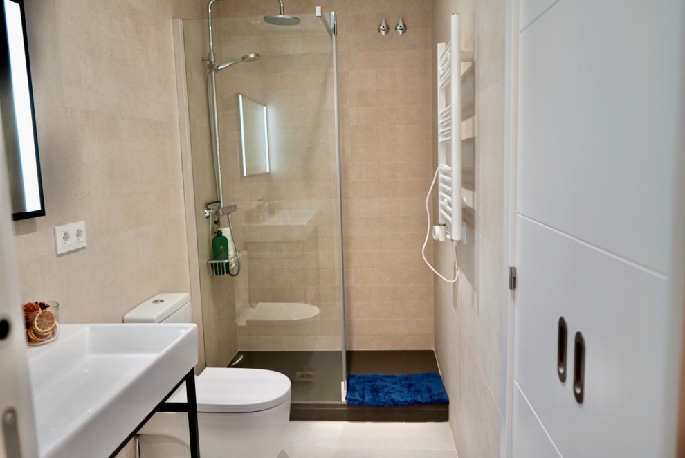 This is an example of a modern bathroom in Barcelona.