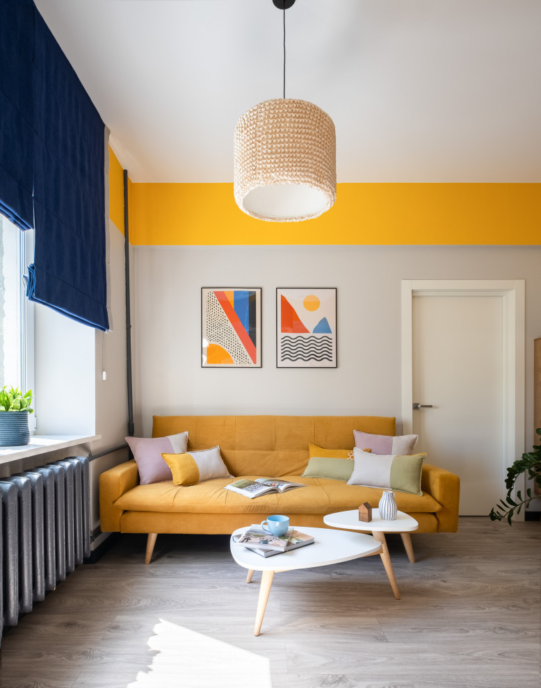 Foto di un soggiorno scandinavo con pareti gialle, parquet chiaro e pavimento beige