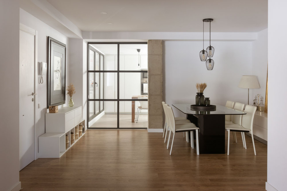 Exemple d'une grande salle à manger tendance avec un mur blanc et un sol en bois brun.