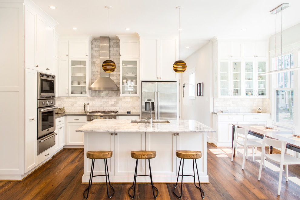 Inspiration for a transitional u-shaped open plan kitchen in Richmond with an undermount sink, shaker cabinets, white cabinets, grey splashback, stainless steel appliances, dark hardwood floors and with island.