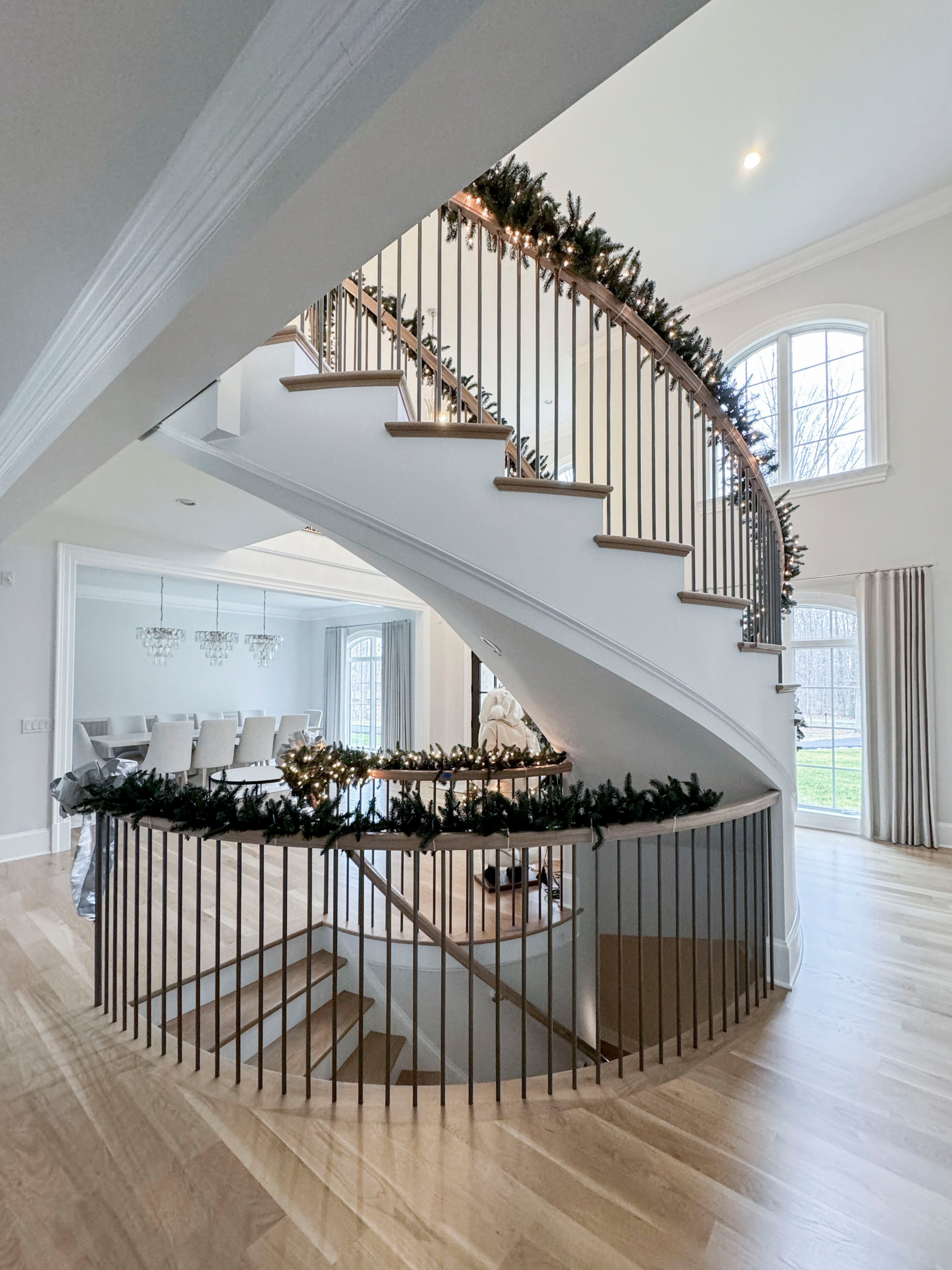 116_Elegant & Eye-catching Curved Staircase, Leesburg VA 20175
