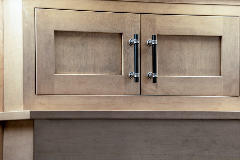 Example of a large transitional l-shaped medium tone wood floor and brown floor eat-in kitchen design with a single-bowl sink, shaker cabinets, medium tone wood cabinets, quartz countertops, white backsplash, quartz backsplash, stainless steel appliances, an island and white countertops