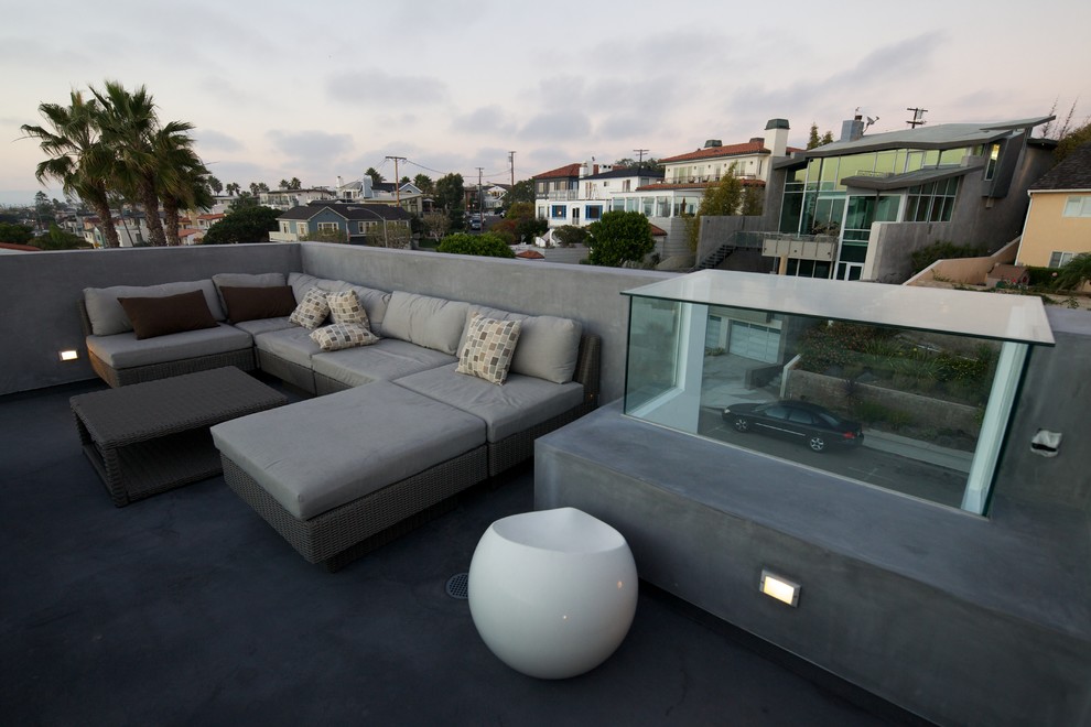 Photo of a contemporary patio in Los Angeles.