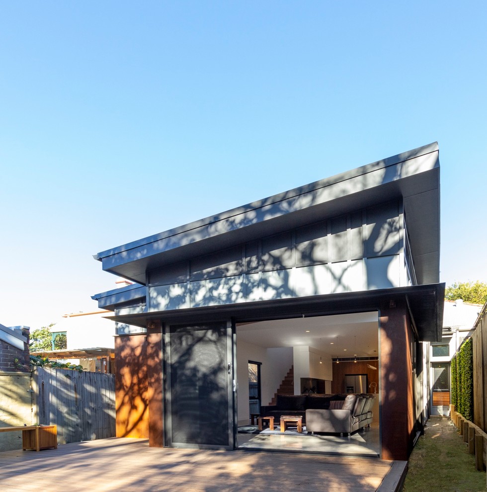 Photo of a contemporary patio in Sydney.