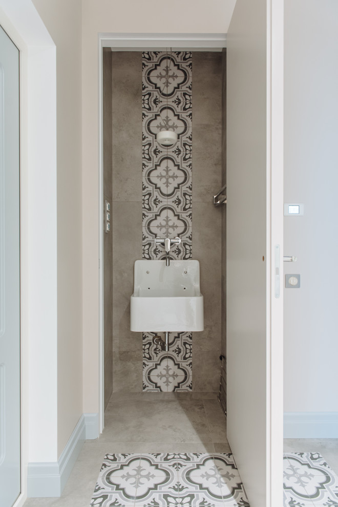 Esempio di un corridoio minimal di medie dimensioni con pareti beige, pavimento in gres porcellanato e pavimento grigio