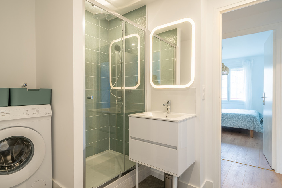 This is an example of a mid-sized contemporary master bathroom in Nantes with beaded inset cabinets, white cabinets, a curbless shower, a two-piece toilet, green tile, ceramic tile, white walls, linoleum floors, a console sink, tile benchtops, grey floor, a sliding shower screen, white benchtops, a single vanity and a freestanding vanity.