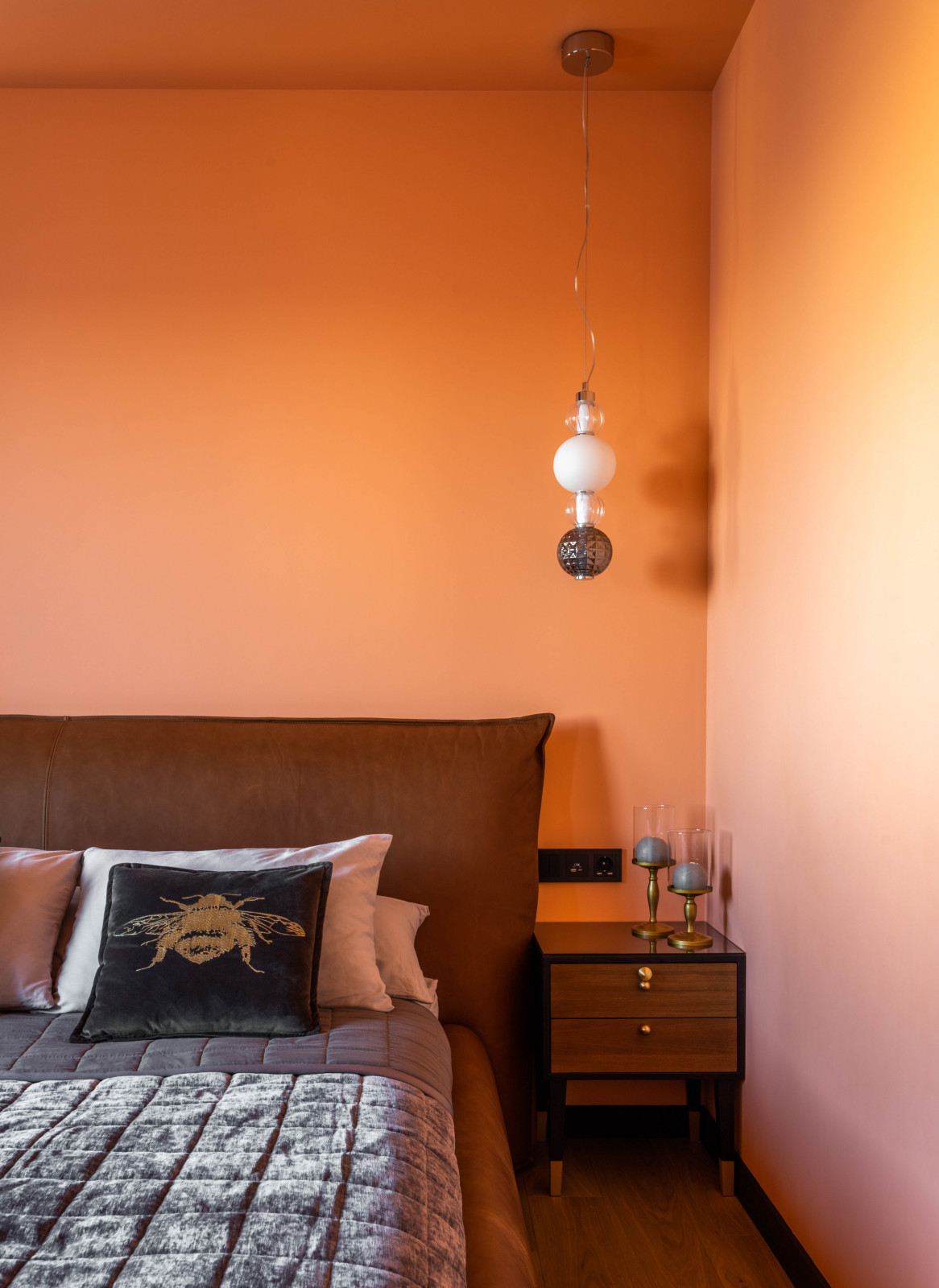 Коралловая спальня