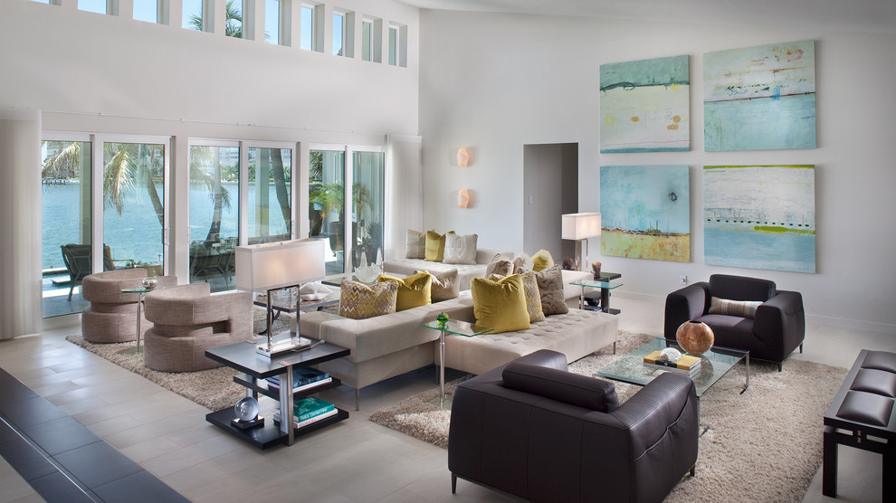 Design ideas for a modern living room in Tampa.