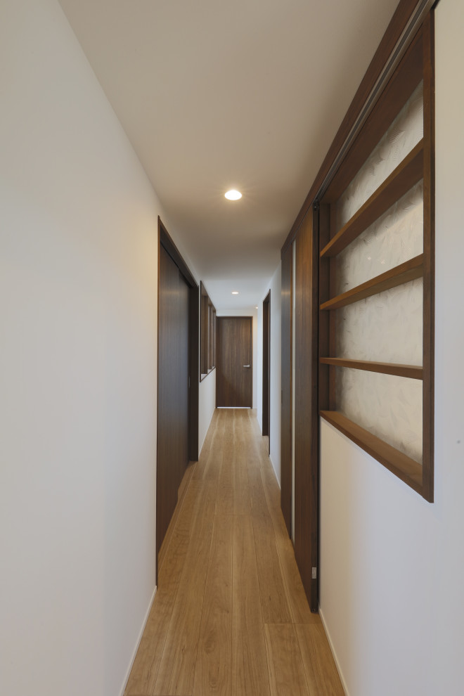 Идея дизайна: большой коридор с белыми стенами, деревянным полом, коричневым полом, потолком с обоями и обоями на стенах
