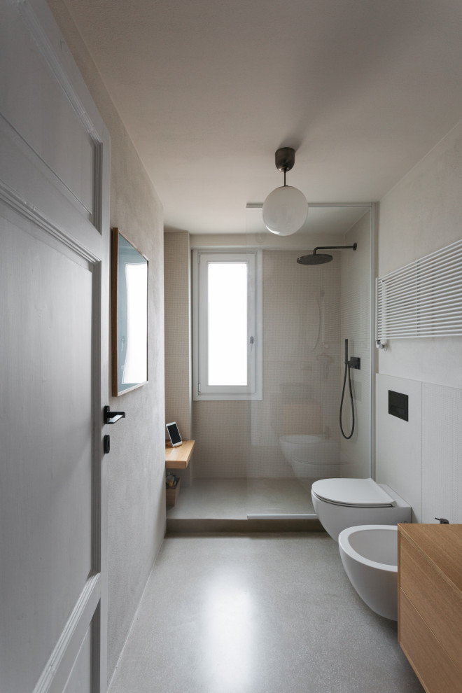 Immagine di una stanza da bagno con doccia scandinava con ante a filo, WC sospeso, piastrelle beige, piastrelle in gres porcellanato, pareti beige, top in legno, pavimento beige, un lavabo e mobile bagno sospeso
