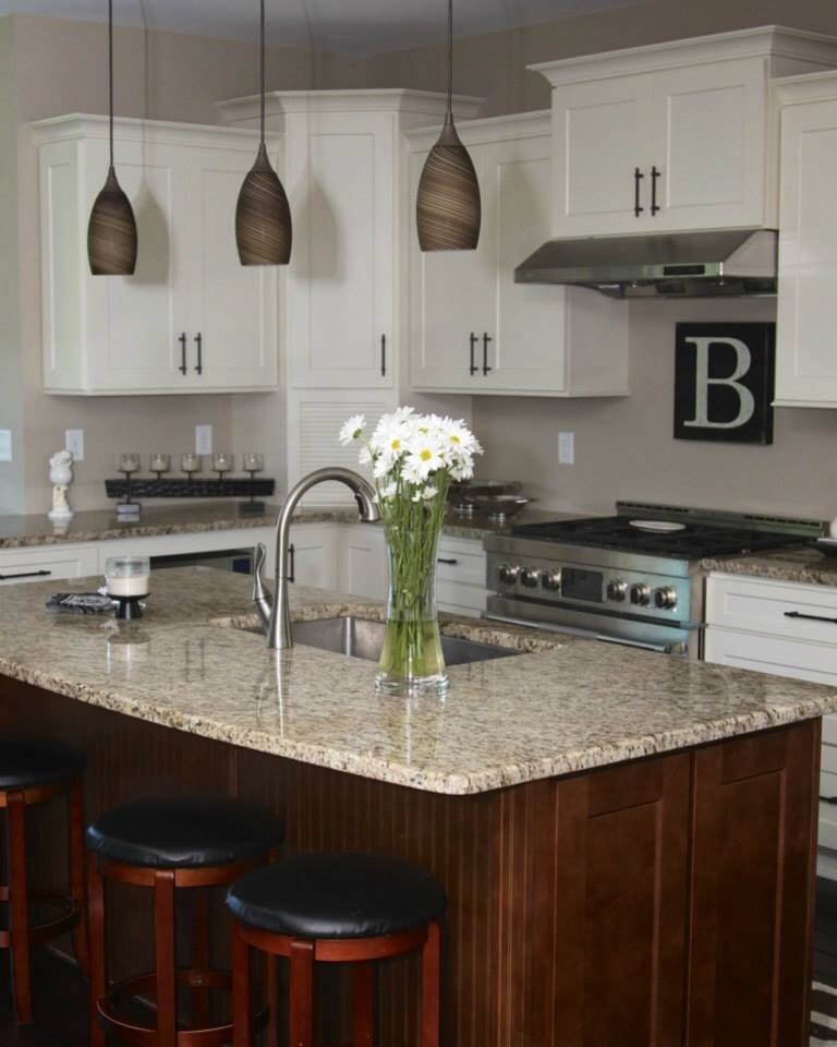 Kitchen - eclectic kitchen idea in Chicago