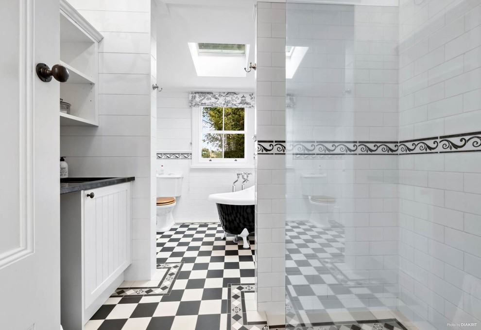 This is an example of a traditional bathroom in Auckland.