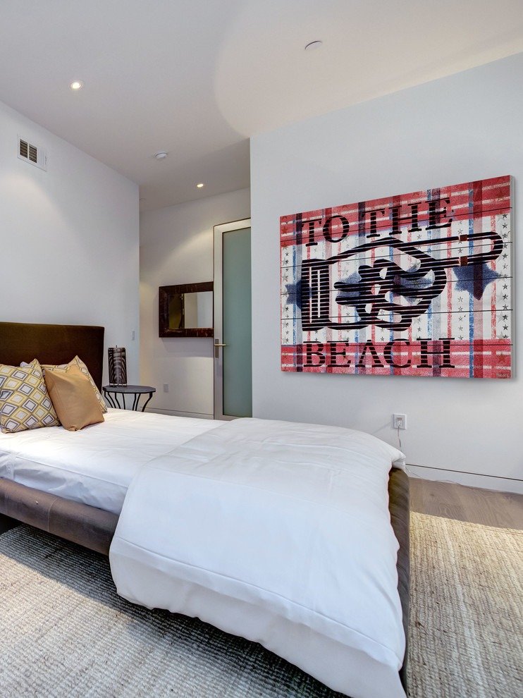 Bedroom - transitional bedroom idea in Los Angeles