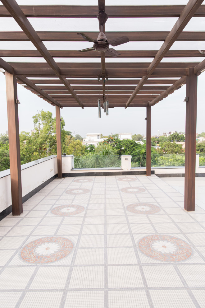 Design ideas for a modern terrace & balcony in Delhi.