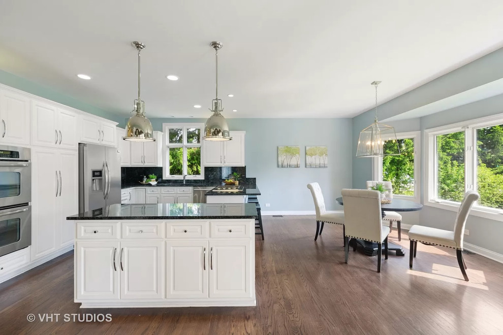 Transitional home design photo in Chicago