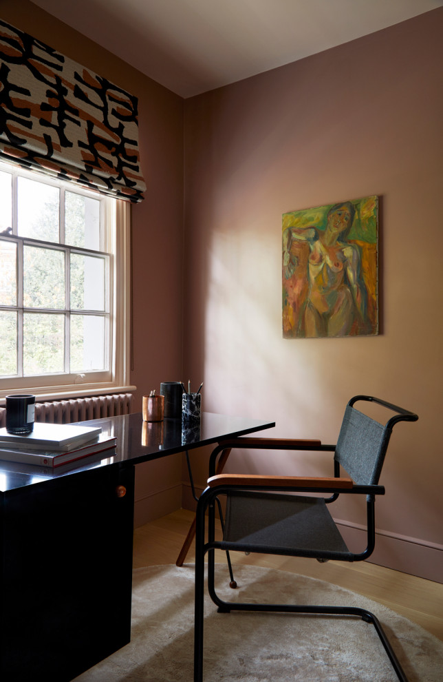 Пример оригинального дизайна: рабочее место среднего размера в стиле неоклассика (современная классика) с розовыми стенами, светлым паркетным полом, отдельно стоящим рабочим столом, бежевым полом и панелями на части стены