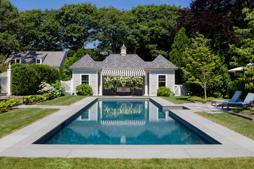 Immagine di una piscina monocorsia stile marinaro rettangolare di medie dimensioni e davanti casa con una dépendance a bordo piscina e pavimentazioni in cemento