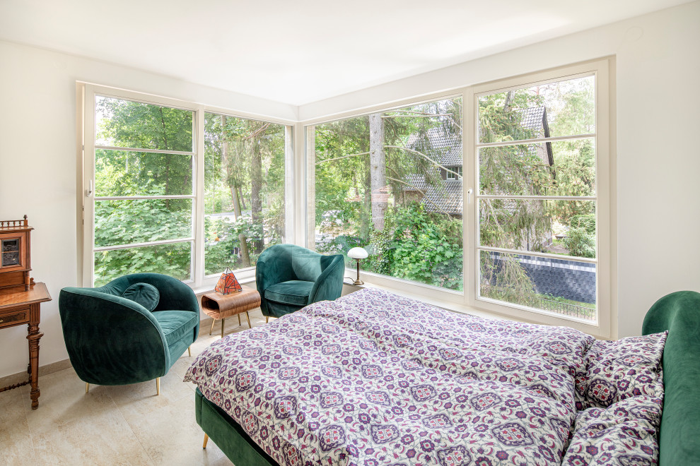 Источник вдохновения для домашнего уюта: маленькая хозяйская спальня в классическом стиле с белыми стенами, полом из терракотовой плитки и бежевым полом для на участке и в саду