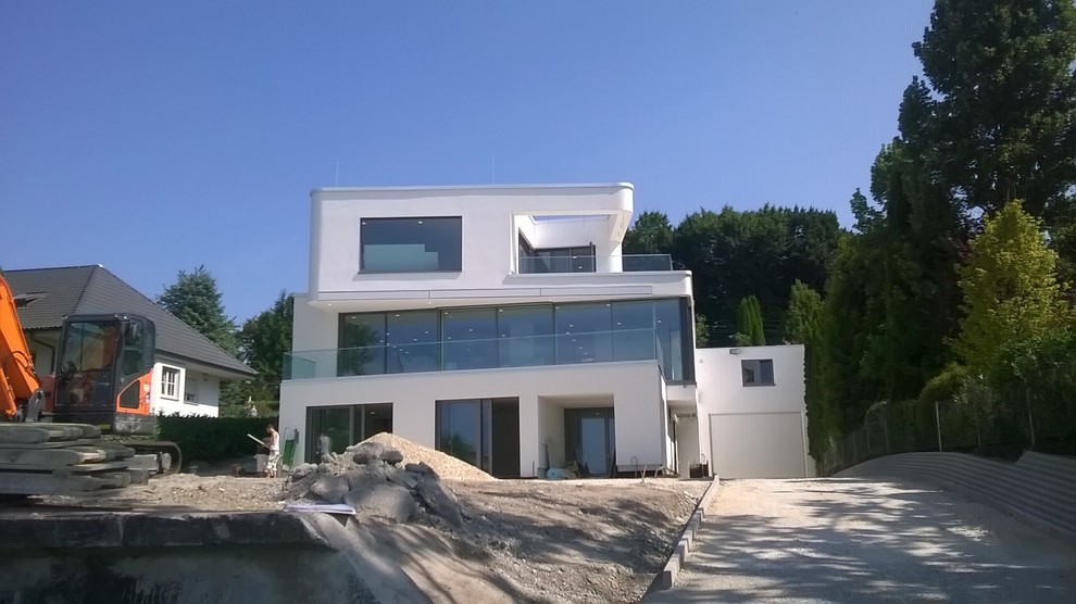 Mittelgroßes, Dreistöckiges Mediterranes Haus mit Putzfassade, weißer Fassadenfarbe und Flachdach in Stuttgart