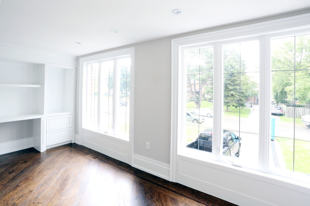 Example of a transitional home design design in Toronto