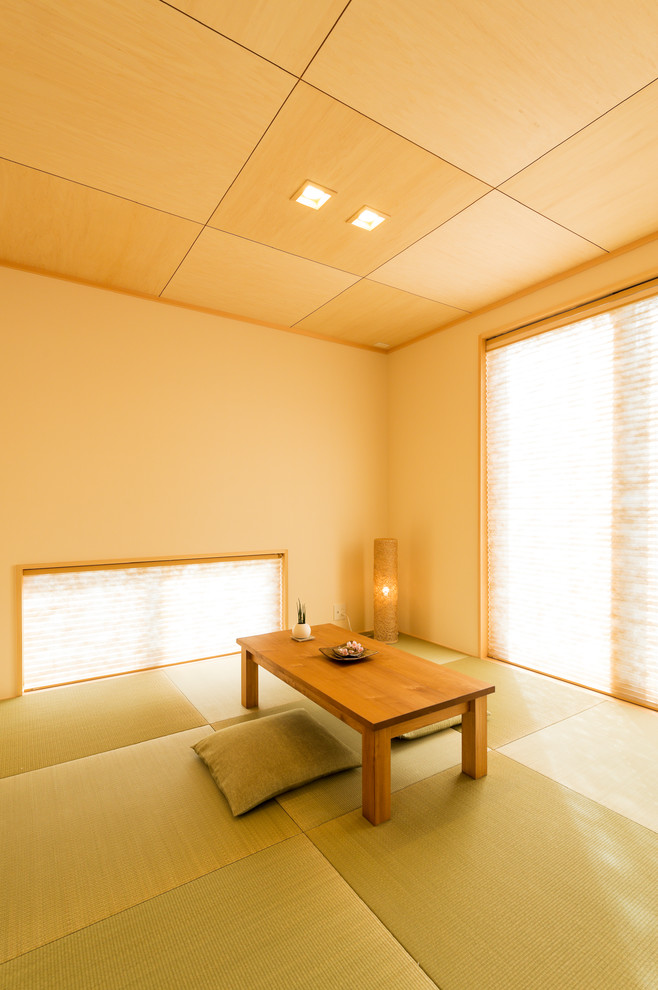 Asian family room in Other with beige walls, tatami floors and green floor.