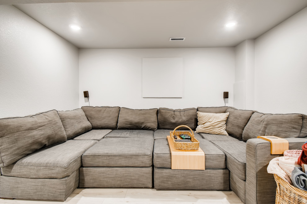 Exempel på en mellanstor modern källare utan fönster, med grå väggar, vinylgolv och grått golv