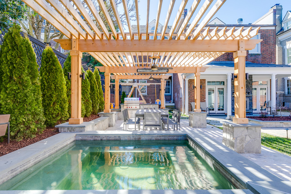 Idee per una piccola piscina fuori terra contemporanea personalizzata dietro casa con una vasca idromassaggio e pavimentazioni in pietra naturale
