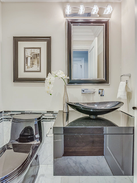 Example of a transitional home design design in Toronto