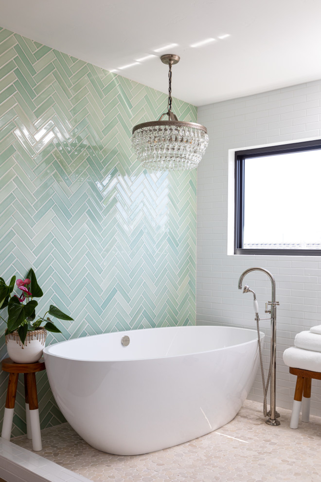 Свежая идея для дизайна: главная ванная комната среднего размера в морском стиле с фасадами с утопленной филенкой, белыми фасадами, отдельно стоящей ванной, двойным душем, унитазом-моноблоком, зеленой плиткой, керамической плиткой, белыми стенами, полом из керамогранита, накладной раковиной, мраморной столешницей, белым полом, открытым душем, белой столешницей, тумбой под две раковины и встроенной тумбой - отличное фото интерьера