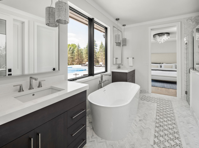 Majestic Pines modern-badezimmer
