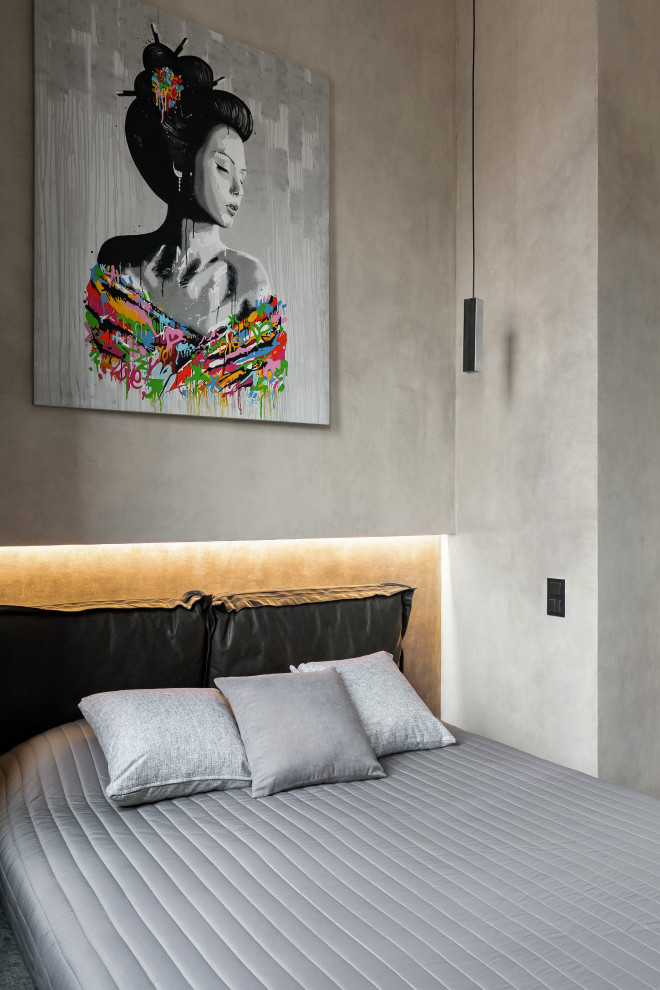 Идея дизайна: спальня среднего размера на мансарде в современном стиле с бежевыми стенами, полом из керамогранита, серым полом и сводчатым потолком