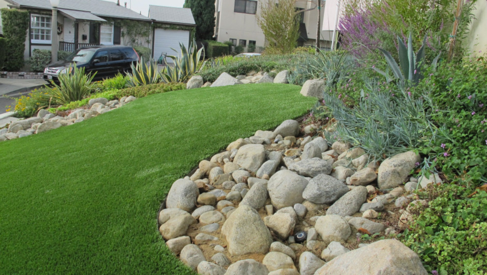 This is an example of a mid-sized transitional front yard xeriscape in Los Angeles.